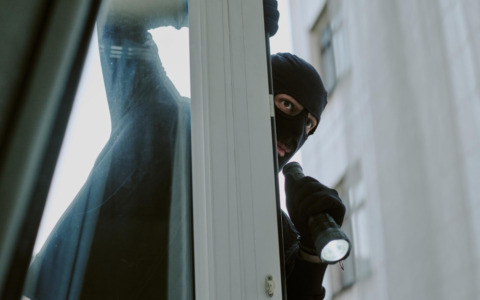 Rapina in negozio a Firenze: arrestato un 52enne dopo fuga e aggressione