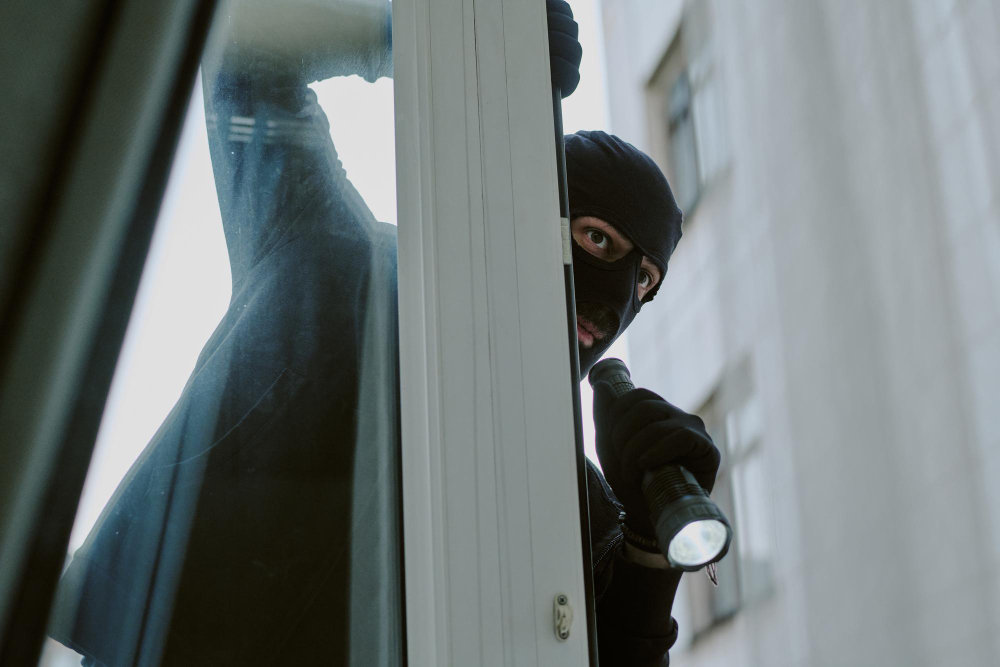 Rapina in negozio a Firenze: arrestato un 52enne dopo fuga e aggressione