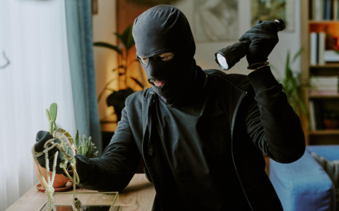 Scoperto mentre ruba in casa, 35enne arrestato