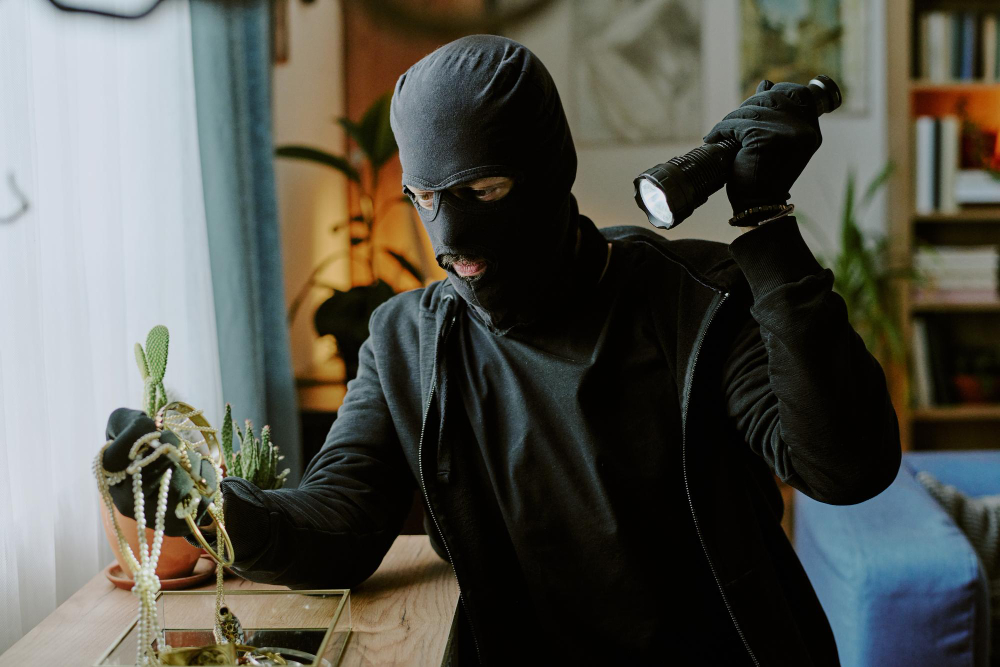 Scoperto mentre ruba in casa, 35enne arrestato