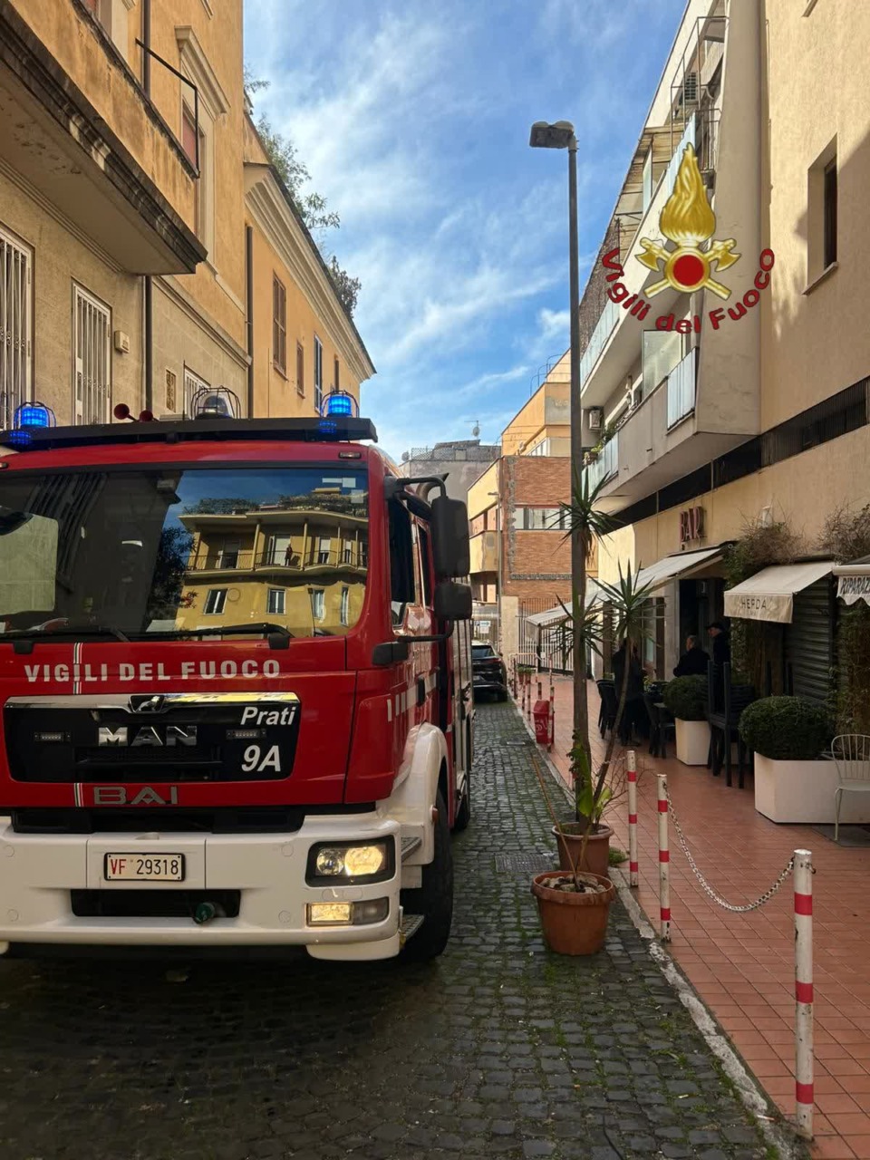 Albero cade su un camion dei rifiuti