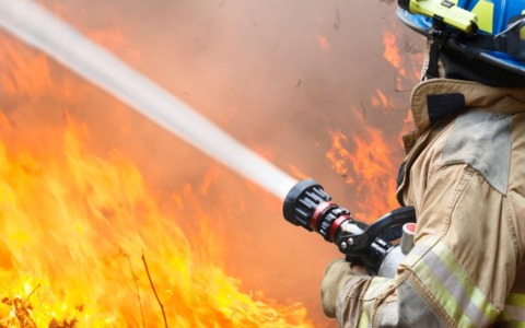 Elicottero Drago in volo per un incendio di vegetazione