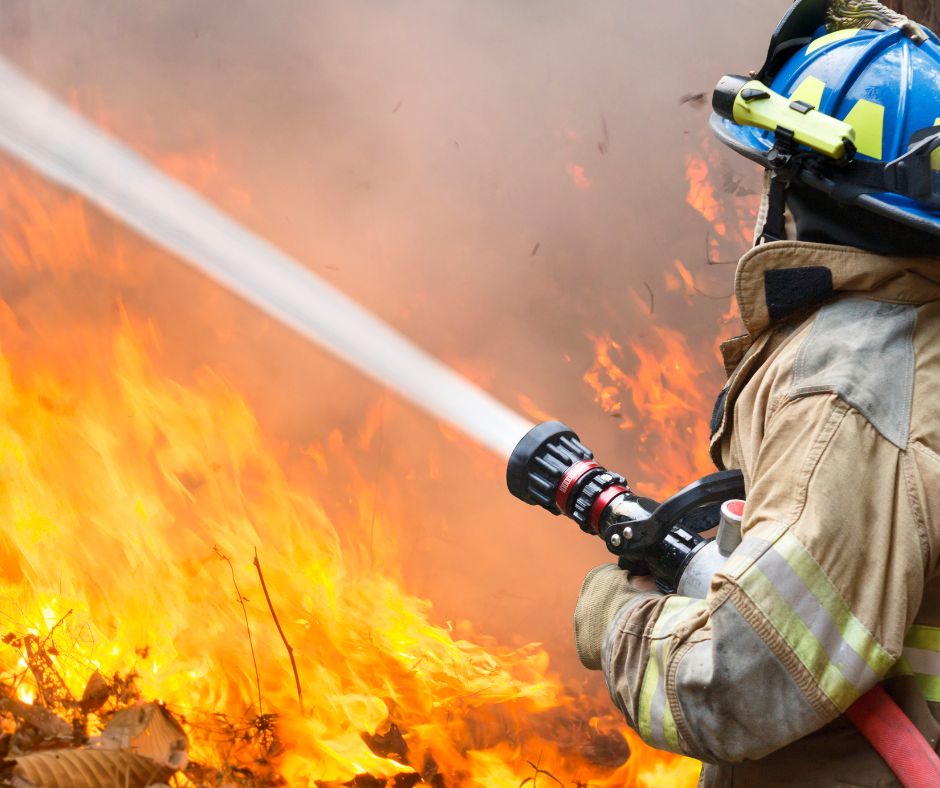 Elicottero Drago in volo per un incendio di vegetazione