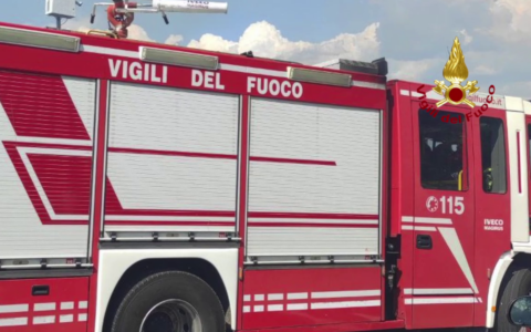 Auto in fiamme sull’A1 a Scandicci, traffico congestionato
