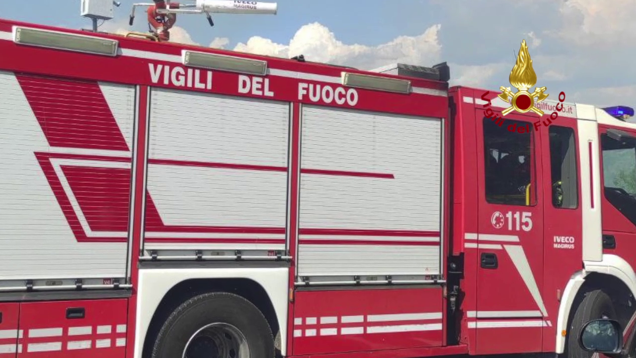 Auto in fiamme sull’A1 a Scandicci, traffico congestionato
